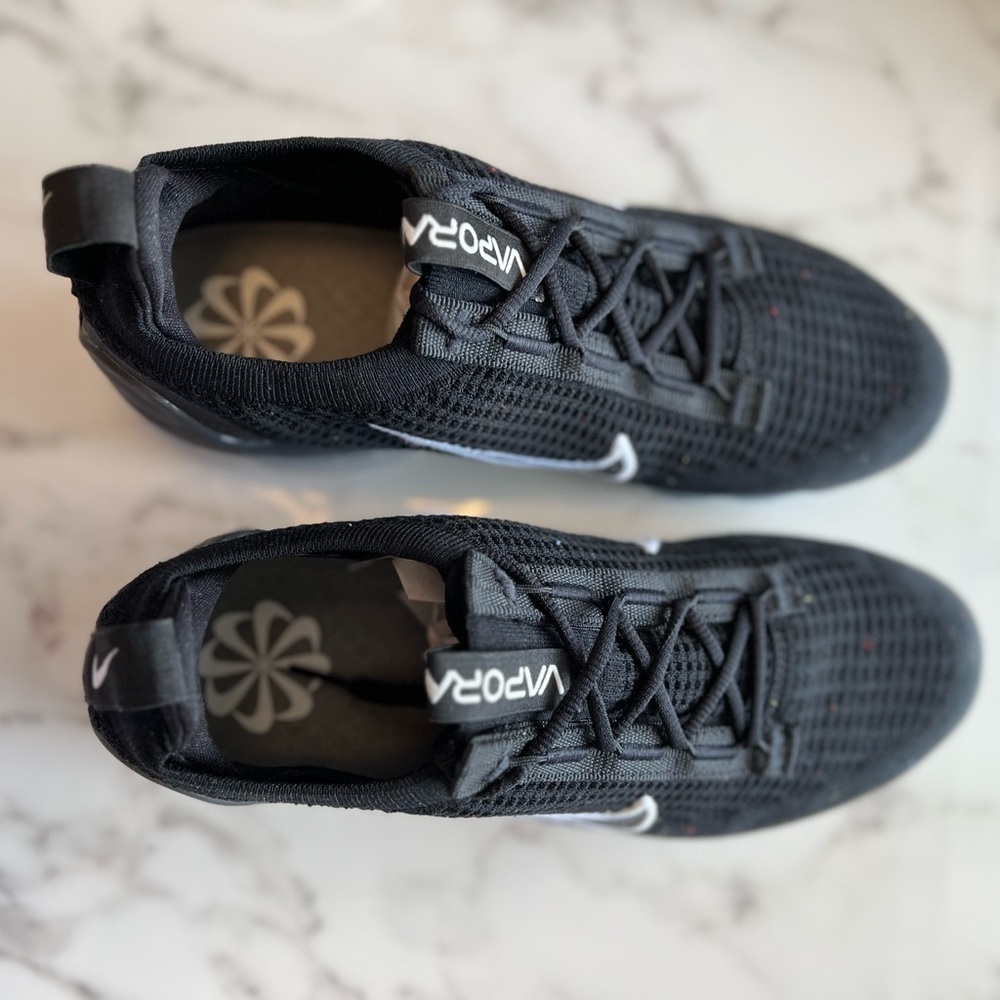 Nike Black and White Women's Sneakers - Picture 8 of 14